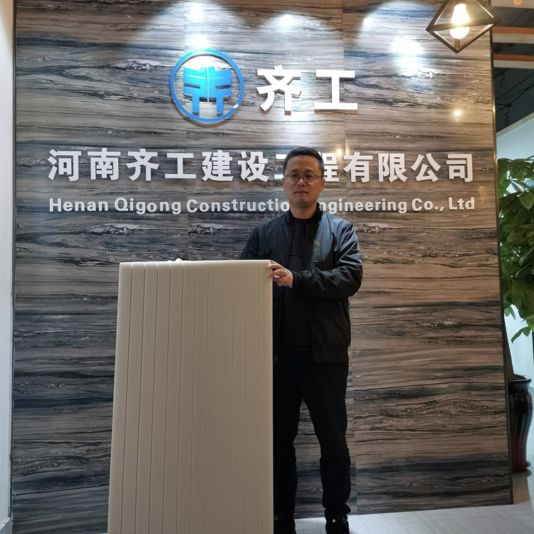 外墻鋼絲網是掛在外墻保溫板的外側還是內側